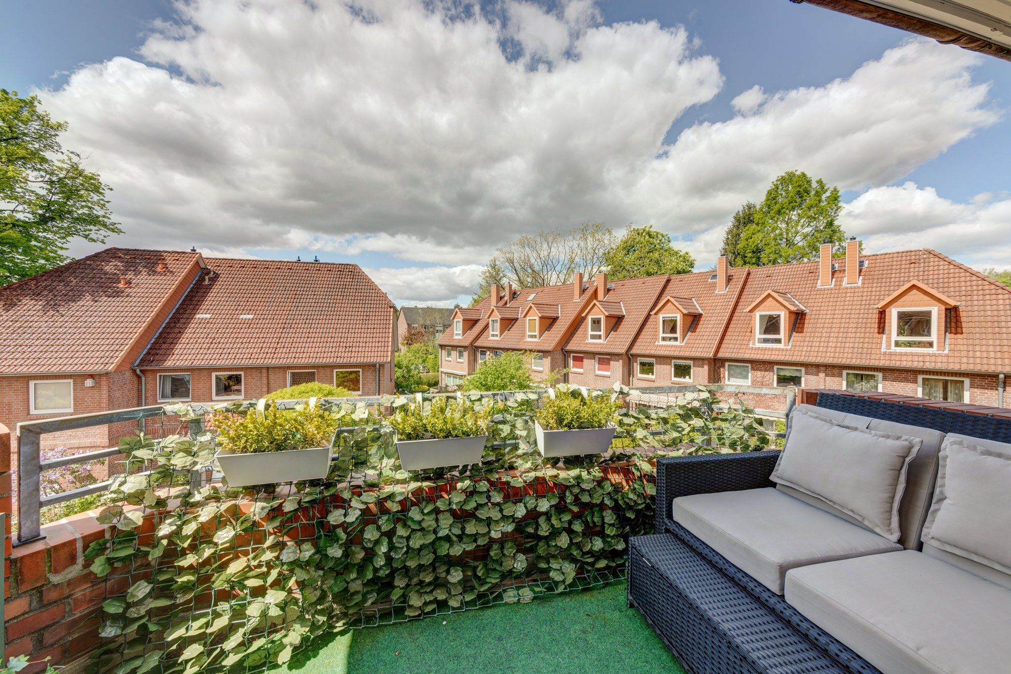 Helles Dachgeschoss-Apartment mit Sofa, Esstisch und Rosé-Akzenten