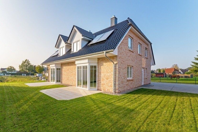 Neubau-Doppelhaus mit Terrasse und Garten in Kummerfeld