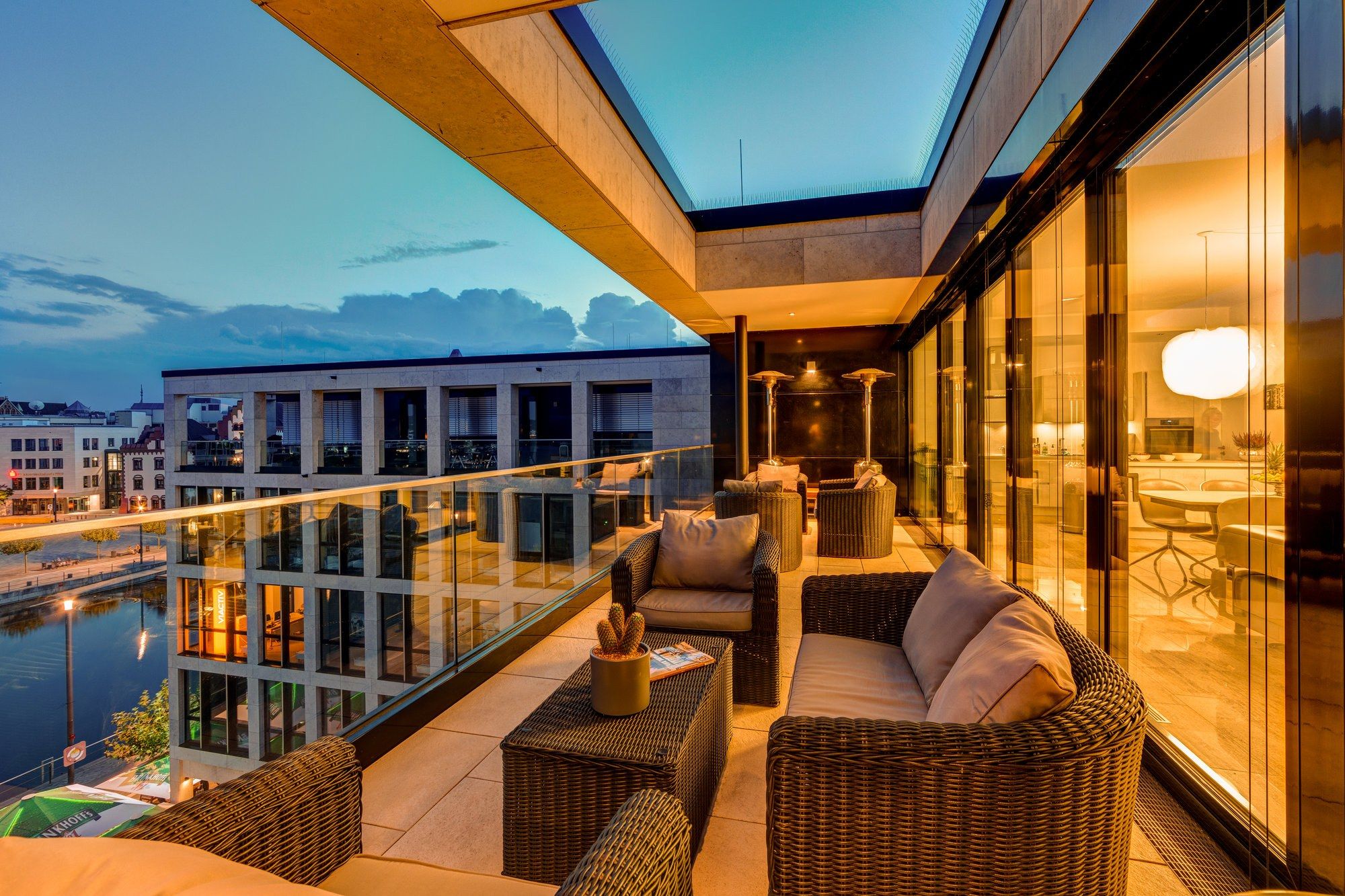 Beleuchtete Dachterrasse mit Blick auf den Phoenixsee bei Nacht
